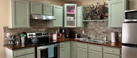 ثلاجة، ميكروويف، فرن، موقد طهي مسطح