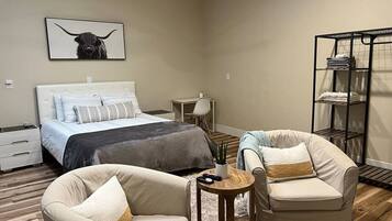 1 quarto, escrivaninha, ferros/tábuas de passar roupa, berço de viagem