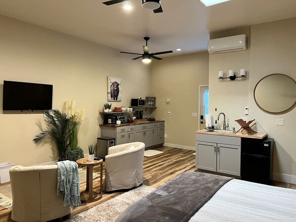 1 Schlafzimmer, Schreibtisch, Bügeleisen/Bügelbrett, Reisekinderbett