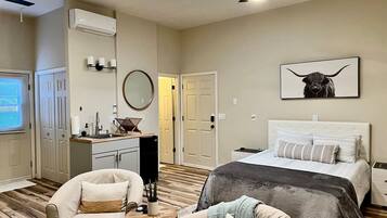 1 habitación, escritorio, tabla de planchar con plancha y cuna de viaje