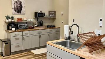 Microondas, cafetera y tetera, tostadora y utensilios de cocina