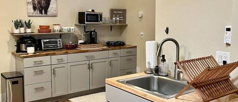 電子レンジ、コーヒー / ティーメーカー、トースター、調理器具と食器