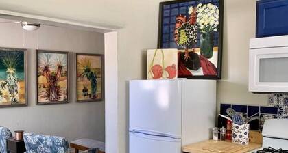 1 king bed, full kitchen, 2 blocks to Farmer's Mkt