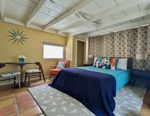 1 bedroom, desk, iron/ironing board, travel crib - Mid-century marvelous 1 bed, pets welcome! (Las Cruces)