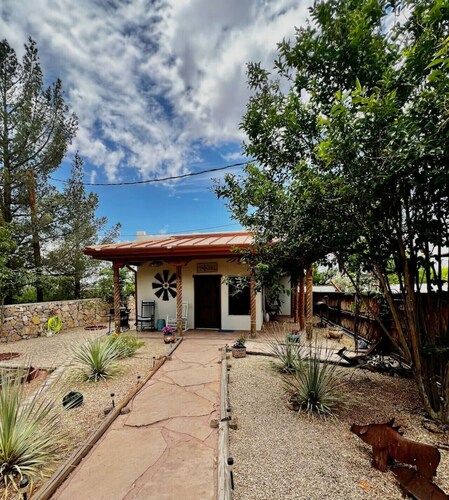 1 bed cute casita near NMSU, pet friendly