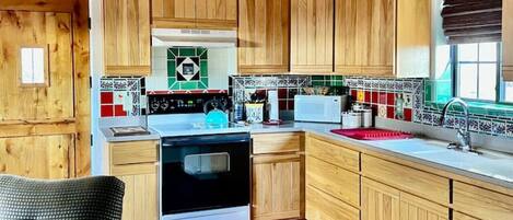 ثلاجة، ميكروويف، فرن، موقد طهي مسطح