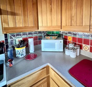 冷蔵庫、電子レンジ、オーブン、コンロ