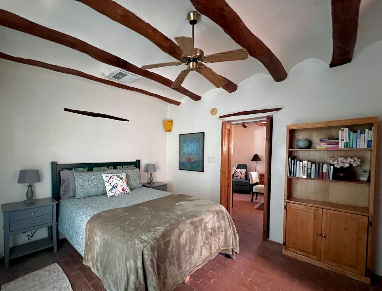 2 habitaciones, escritorio y tabla de planchar con plancha 