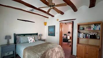 2 habitaciones, escritorio y tabla de planchar con plancha