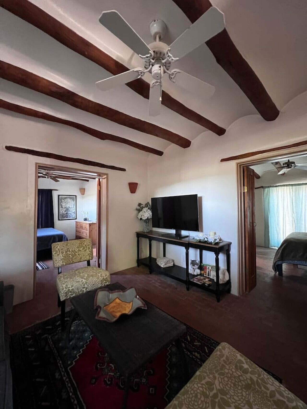 2 dormitorios, escritorio, tabla de planchar con plancha y cuna de viaje