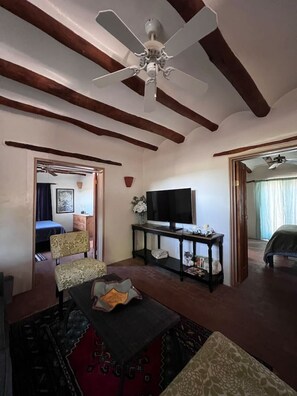 2 habitaciones, escritorio y tabla de planchar con plancha 