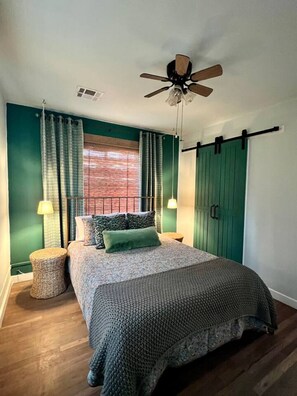 2 chambres, bureau, fer et planche à repasser, lit parapluie