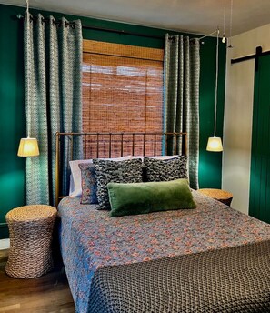 2 chambres, bureau, fer et planche à repasser, lit parapluie