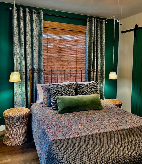 2 عدّة غرف نوم ومكتب ومكواة/لوح كي وسرير سفر