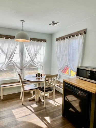 2 bed with W/D, pets ok, 5 min to Farmers Market