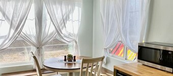 2 bed with W/D, pets ok, 5 min to Farmers Market