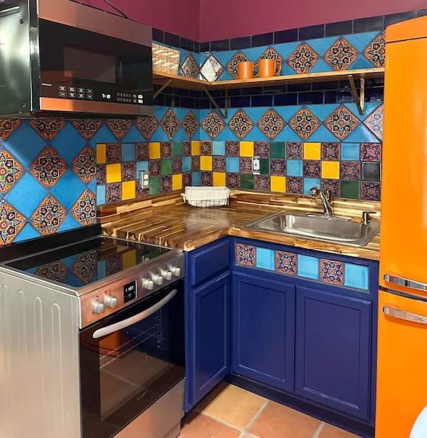 Refrigerador, microondas, horno y parrilla de estufa 