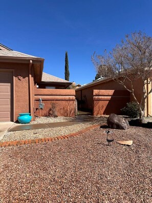 Property grounds - 2 bd/2bth near NMSU and Memorial Medical Center (Las Cruces)