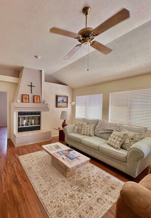 TV - 2 bd/2bth near NMSU and Memorial Medical Center (Las Cruces)
