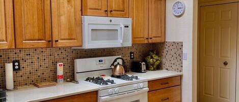 Een koelkast, een microgolfoven, een oven, een kookplaat