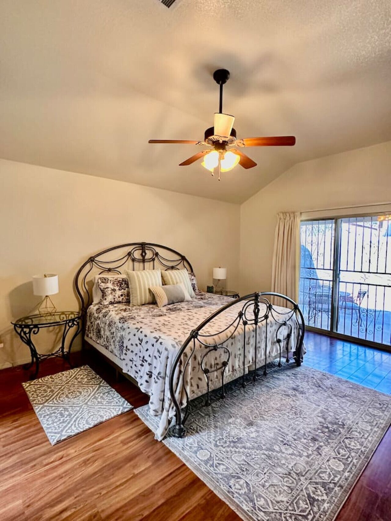 2 多间卧室、办公桌、熨斗/熨衣板、旅行婴儿床