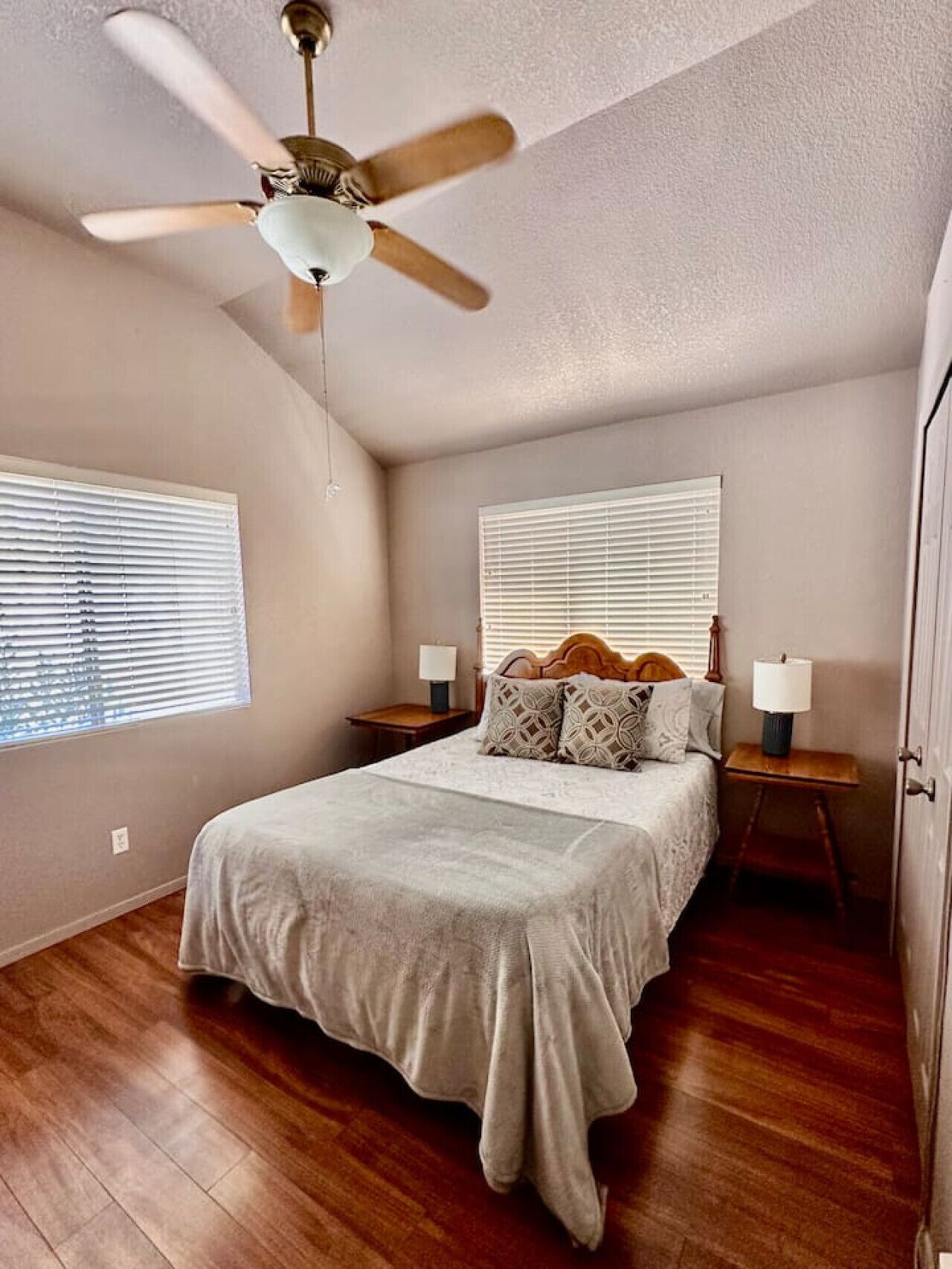 2 soverom, skrivebord, strykejern/-brett og reiseseng for barn