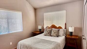 2 Schlafzimmer, Schreibtisch, Bügeleisen/Bügelbrett, Reisekinderbett