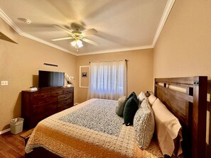 Bureau, fer et planche à repasser, lit parapluie, Wi-Fi