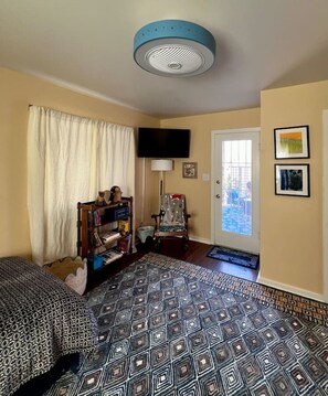 3 makuuhuonetta, työpöytä, silitysrauta/-lauta, vauvan matkasänky