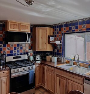 Refrigerador, microondas, horno y parrilla de estufa 