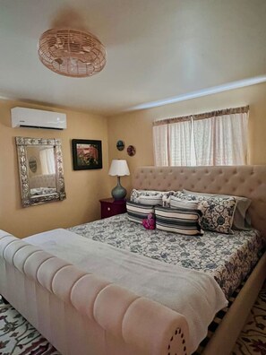 3 habitaciones, escritorio y tabla de planchar con plancha 