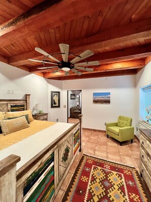 2 habitaciones, escritorio y tabla de planchar con plancha 