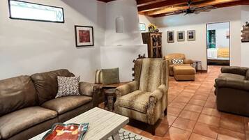 Televisión y chimenea