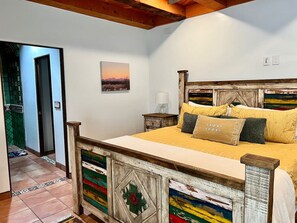 1 chambre, bureau, fer et planche à repasser, lit de bébé portatif