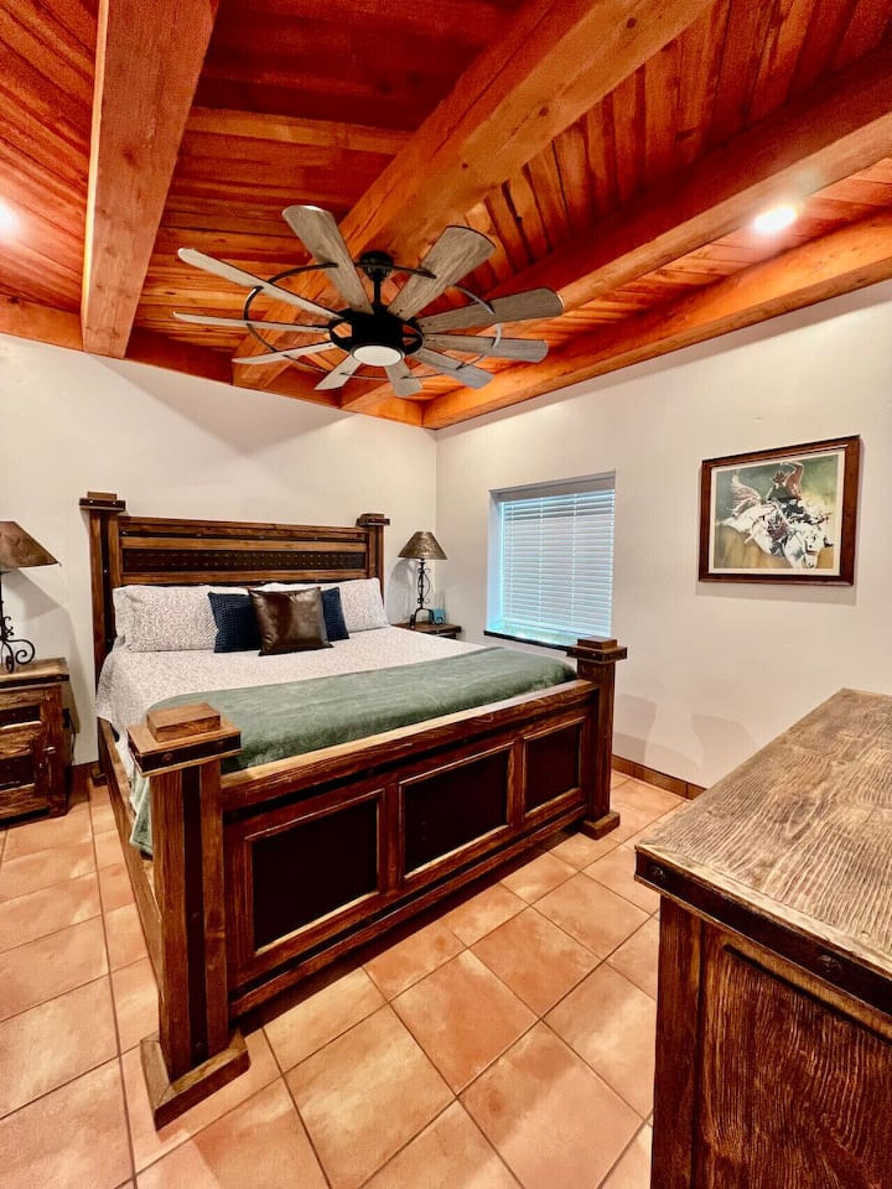 Skrivebord, strykejern/-brett, reiseseng for barn og wi-fi