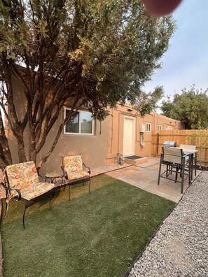 Outdoor dining - 1 bed W/D in unit, soaker tub near Field of Dreams (Las Cruces)