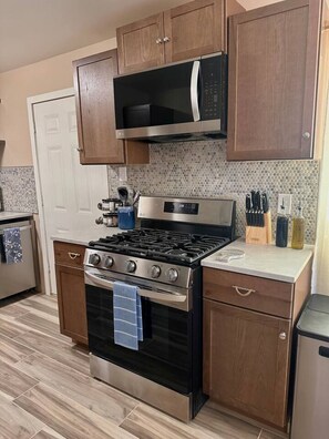 ثلاجة، ميكروويف، فرن، موقد طهي مسطح