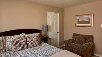 1 habitación, escritorio, tabla de planchar con plancha y wifi