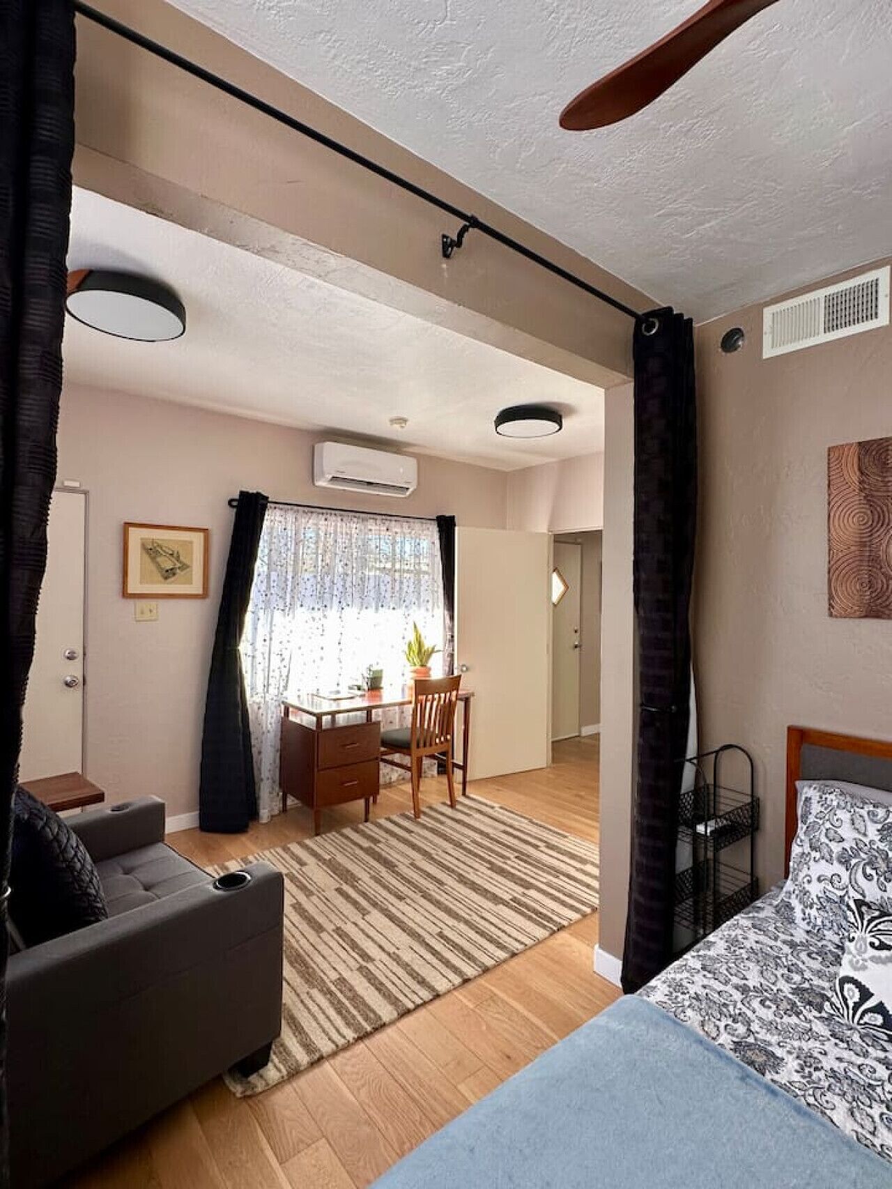 Escriptori, planxa i posts de planxar, un bressol de viatge i wifi 