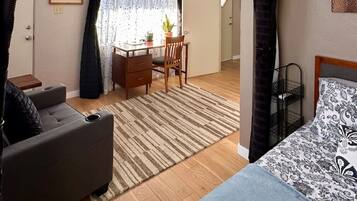 Escritorio, tabla de planchar con plancha, cuna de viaje y wifi