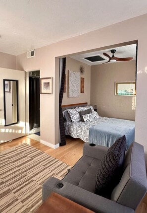 Escritorio, tabla de planchar con plancha, cuna de viaje y wifi 