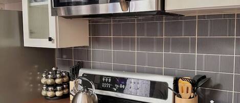 Een koelkast, een microgolfoven, een oven, een kookplaat