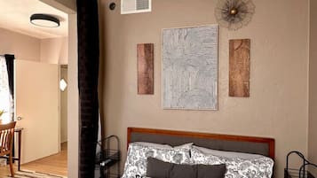 Een bureau, een strijkplank/strijkijzer, reisbedje, wifi