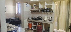 Refrigerador, parrilla de estufa y tetera eléctrica