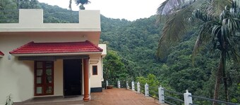 Skylark Homestay Panchalimedu - Wake up to the aroma of cardamom & cloves.