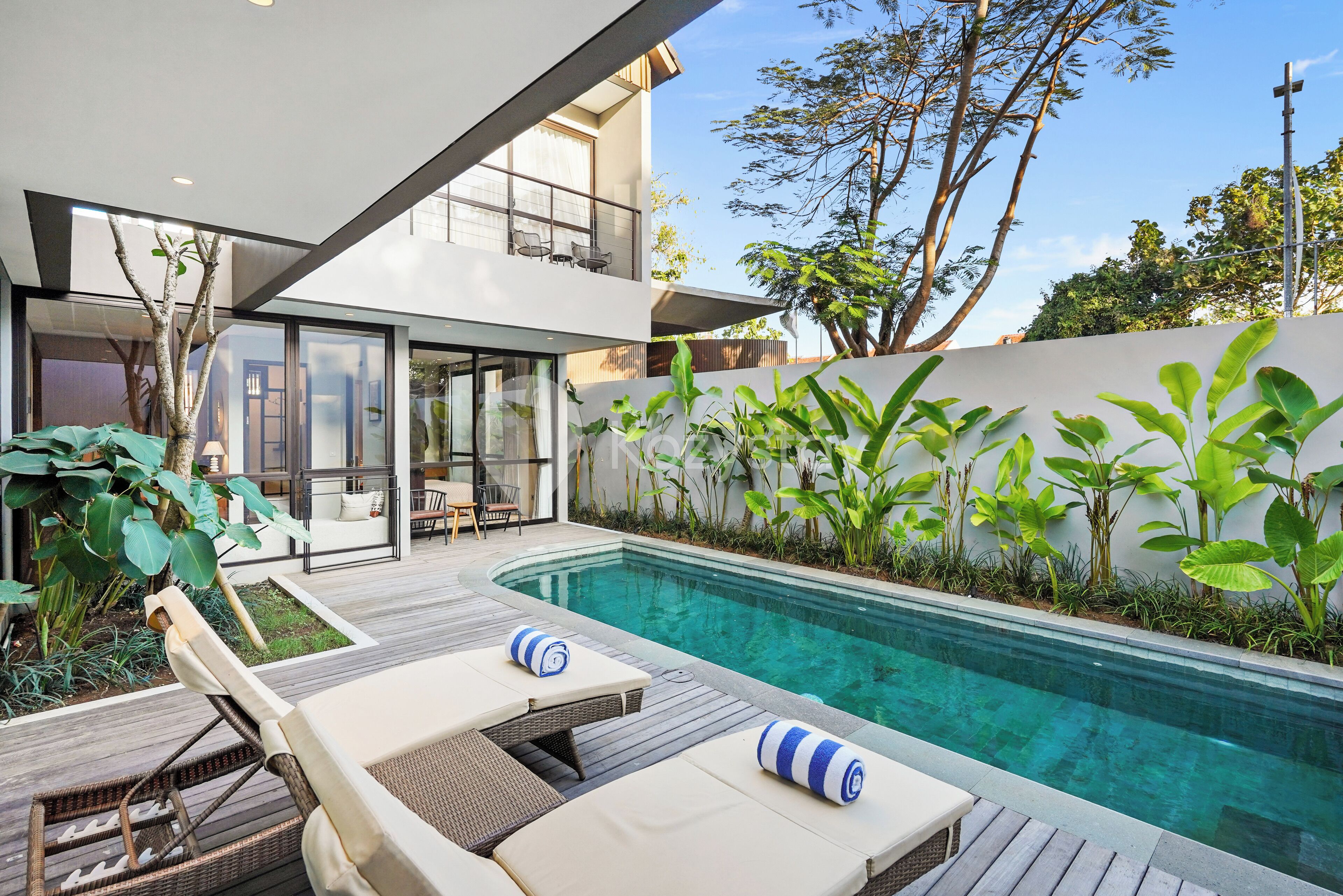 Una piscina al aire libre, sillones reclinables de piscina