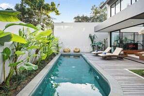 Outdoor pool, pool loungers - Fraja Villa by Kozystay - Jimbaran (Jimbaran)