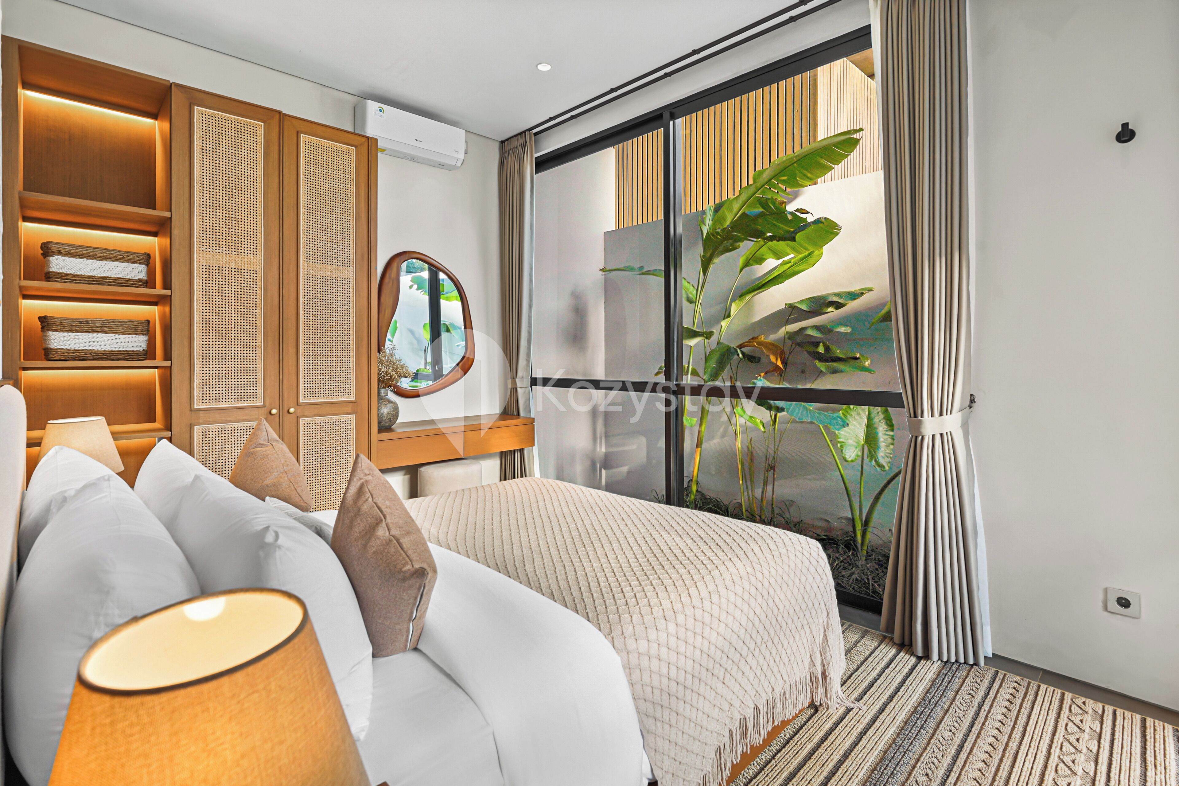 Escritorio y espacio para trabajar con laptop 