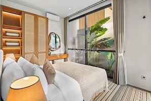 Villa, 4 soverom, bassengutsikt | Skrivebord, skrivebord for bærbar PC og strykejern/-brett