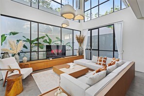 Villa, 4 soverom, bassengutsikt | Oppholdsområde | En 55-tommers smart-TV med kabel-kanaler samt Netflix